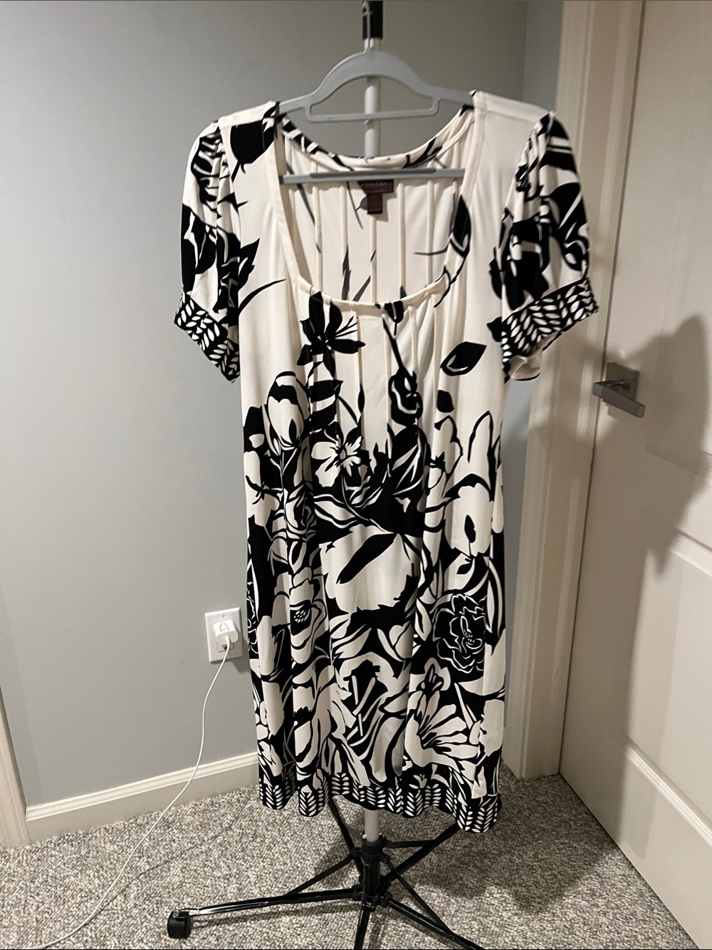 Black and White Floral Scoop Neck Women's Dress